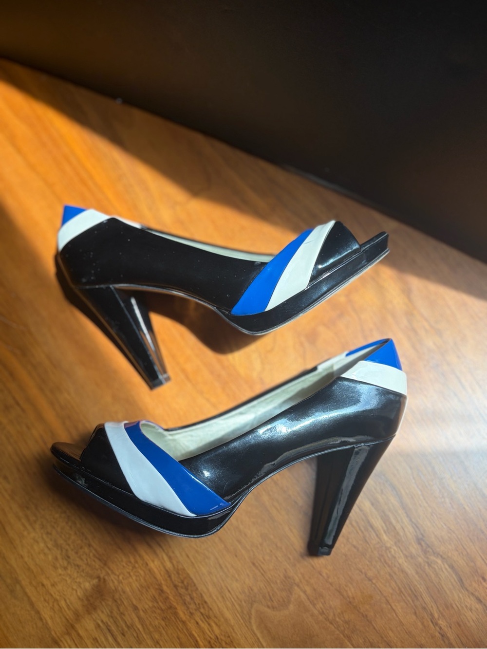 AK Anne Klein Black Patent Peep Toe Platform Heels Blue White Color Block Sz 6M